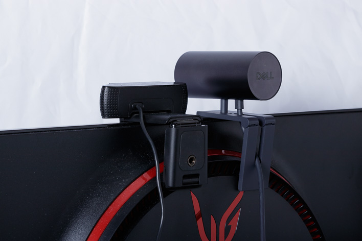 Веб-камера Dell UltraSharp против Logitech C920 сзади