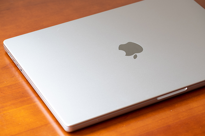 закрытый apple macbook pro 16 m2 max 2023
