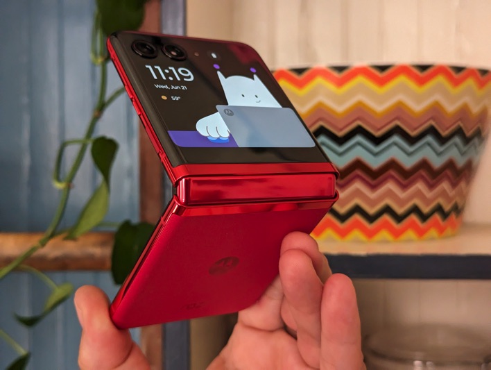 Moto Razr+ (2023) 34