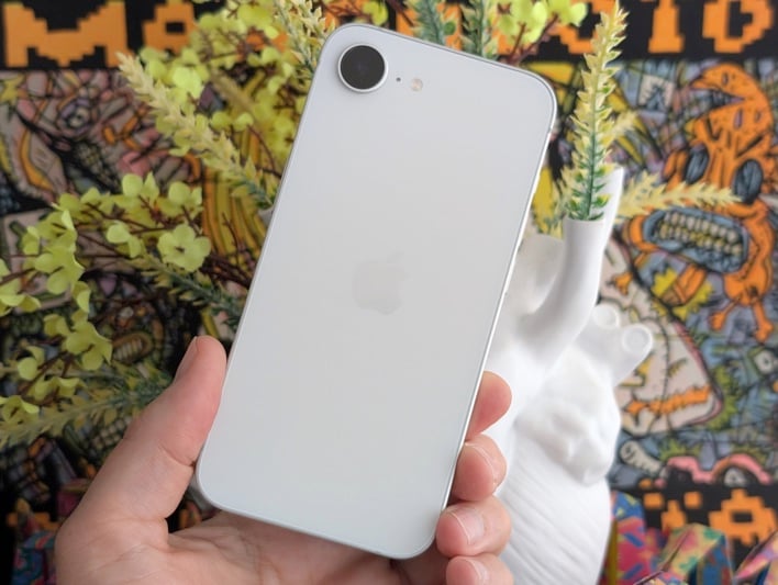 iphone 16e 06