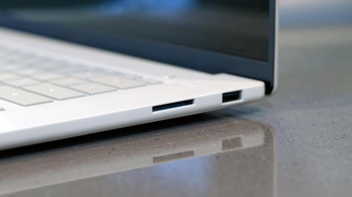asus zenbook a16 snapdragon x2 ports 1