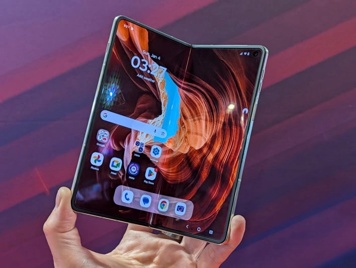 razr fold 04