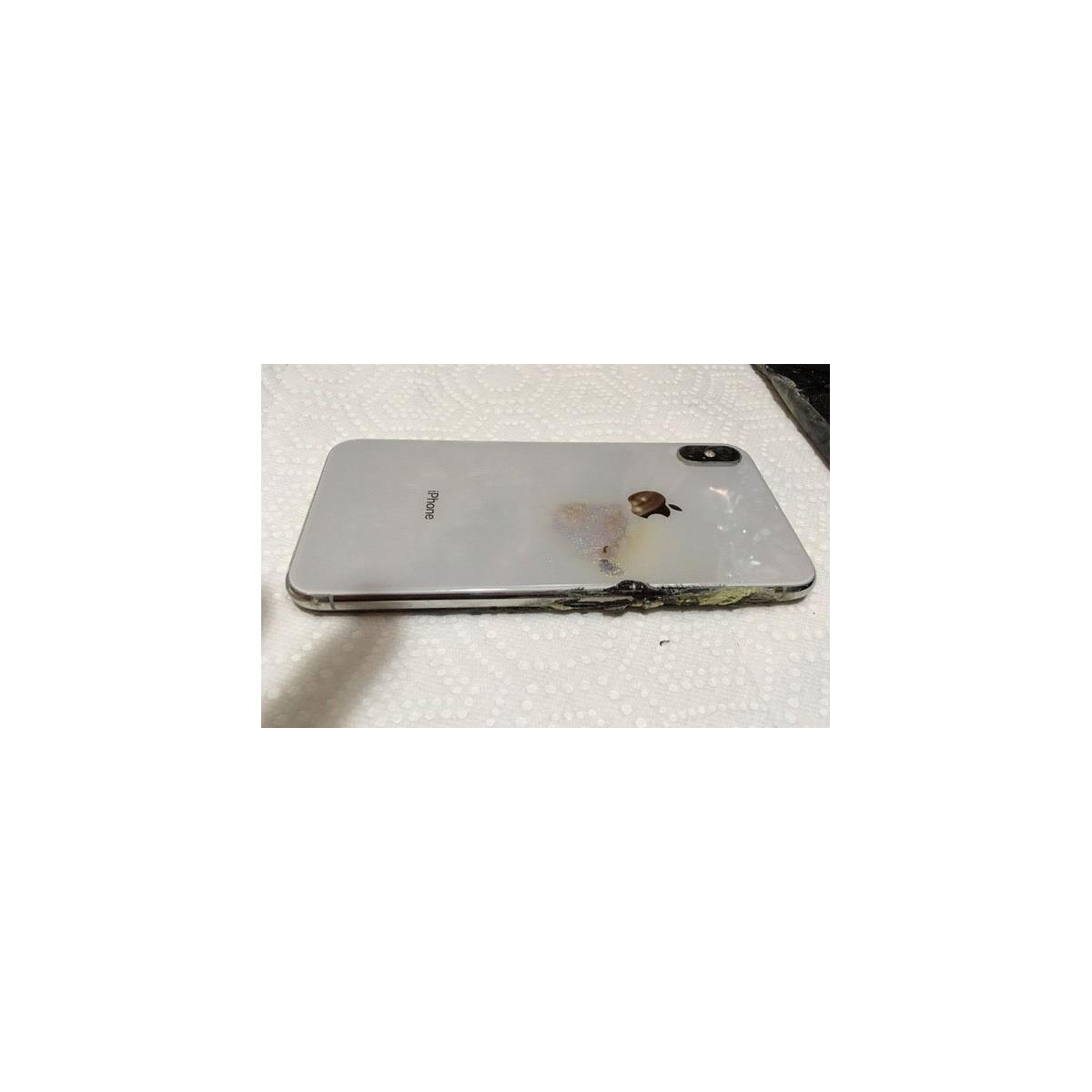 iPhone XS シルバー 背面破損 iPhone XS 背面ガラス修理 ご依頼ありがとうございます！！ | iPhone