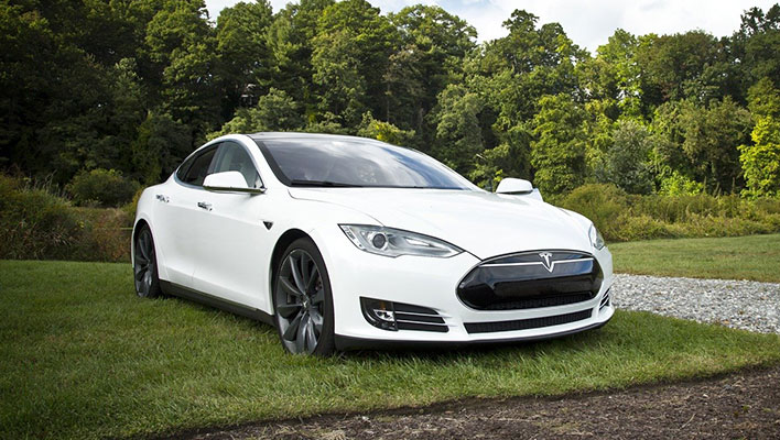 Tesla удаленно стирает функцию автопилота на модели S клиента без предупреждения, насколько это законно?