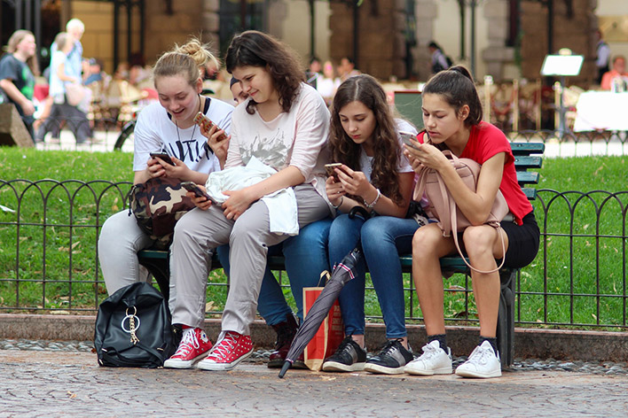 teens group smartphone