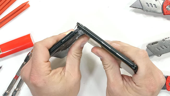 OnePlus 10 Pro snapped in half