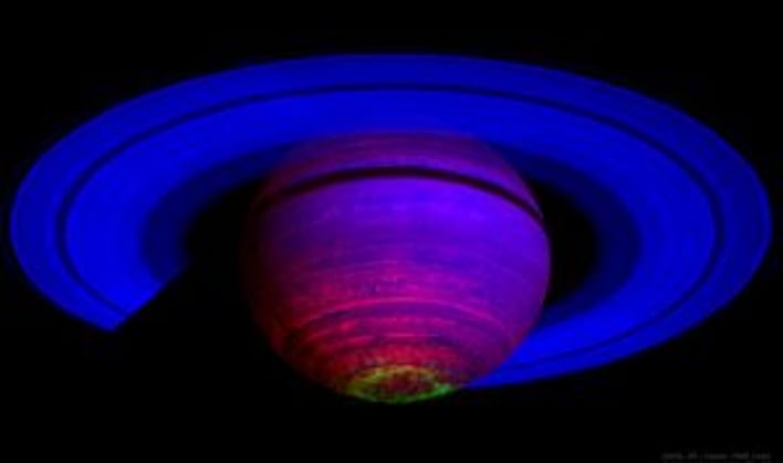 Закрученные ветры Сатурна показывают впечатляющие полярные сияния, которых раньше не видели