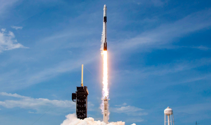 شاهد SpaceX Falcon 9 وهي تطلق 53 قمراً صناعياً من Starlink وتمسك بهبوطًا صعبًا على البحر