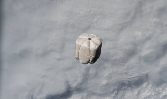 Mira a los astronautas de la ISS arrojar 172 libras de basura espacial llevándola de regreso a la Tierra