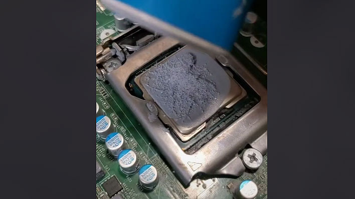 Salt mixed with thermal paste on a CPU.