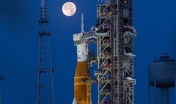 artemis rocket full moon