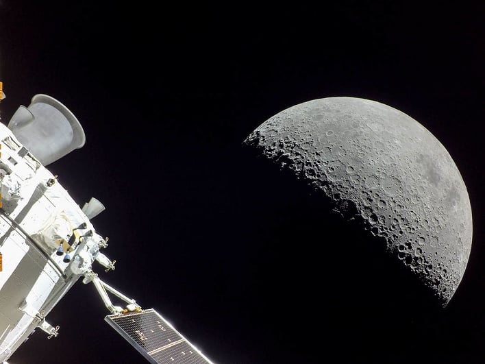 artemis mission around moon