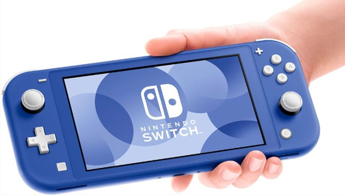 青い Nintendo Switch Lite コンソールを持っている手。