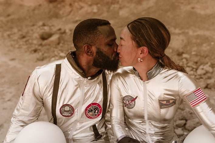 astronauts kissing