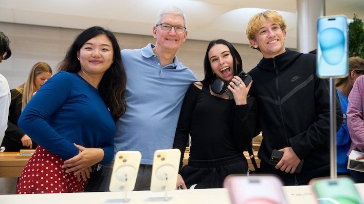 Berpose dengan Tim Cook iPhone 15