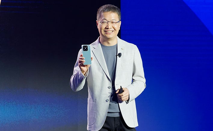 xiaomi president william lu hold snapdragon 8 gen 3 phone