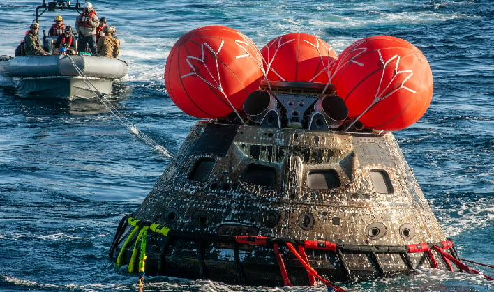 hero orion spacecraft in pacific ocean