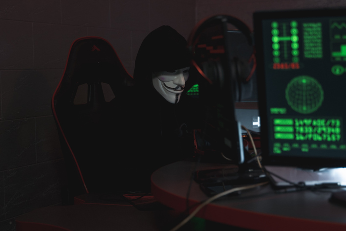 role hakerów w cyberbezpieczeństwie powodują szkody fizyczne i psychiczne