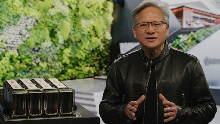 Il CEO di NVIDIA Jensen Huang accanto a diversi acceleratori.