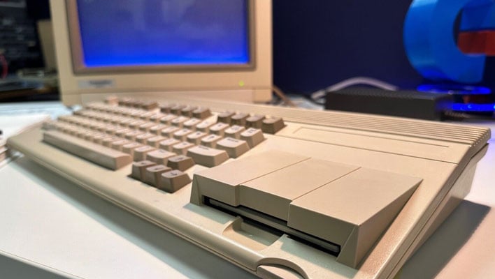 Gros plan d'un prototype Commodore 65 montrant le lecteur de disque.