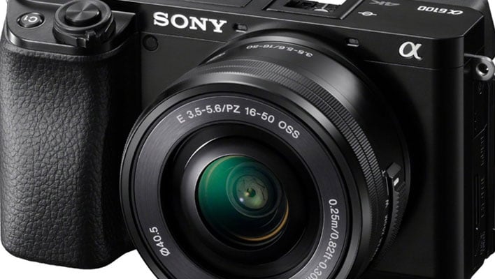 Vue rapprochée en angle de la caméra vidéo 4K sans miroir Alpha 6100 de Sony.