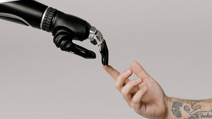mano del robot che tocca la mano umana