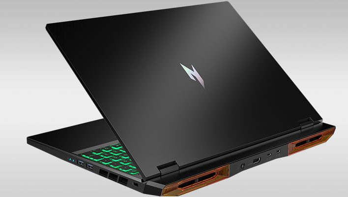 Vista angolare posteriore del laptop da gioco Nitro 16 di Acer su uno sfondo grigio sfumato.