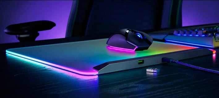 razer firefly v2 pro obok klawiatury