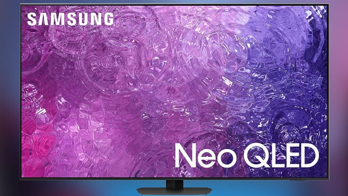 ぼやけた背景に Samsung Neo QLED 4K QN90C テレビ。