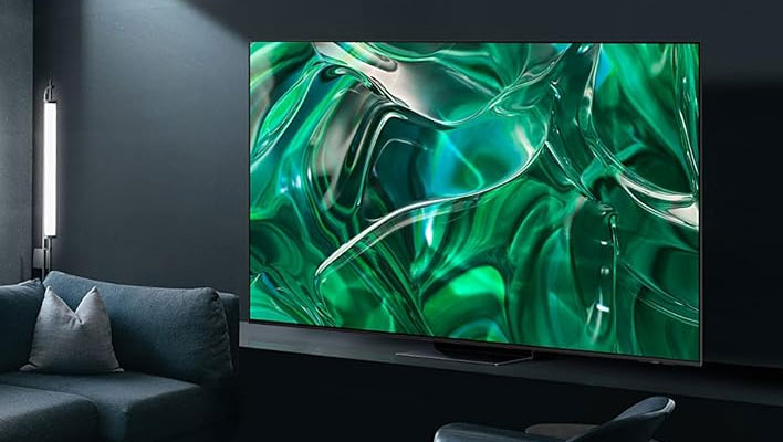 TV OLED Samsung S95C appeso alla parete di un soggiorno.