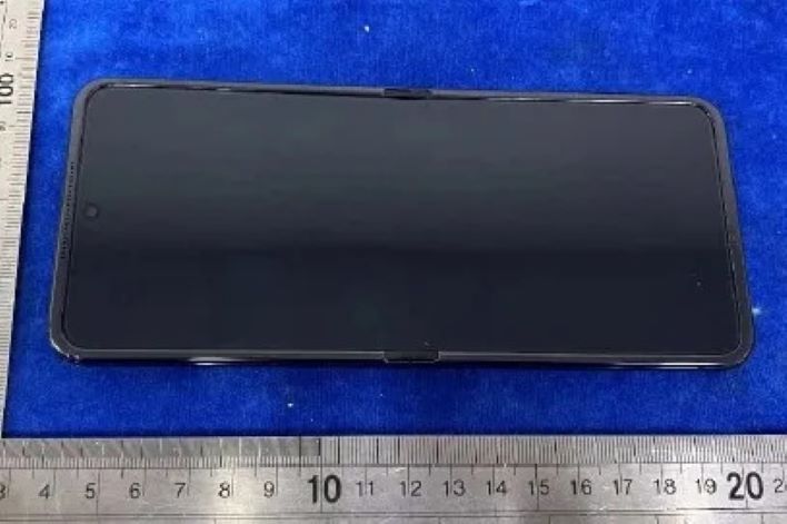 razr 50 ultra front