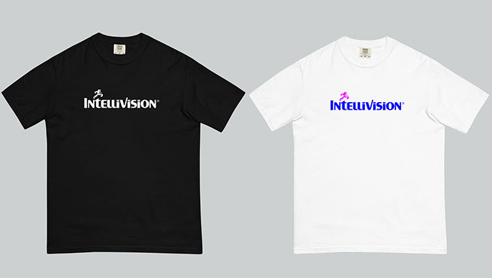 T-shirt Intellivision in bianco e nero su sfondo grigio.