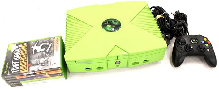 Zielona konsola Xbox w wersji Hulk z grami, kontrolerem i kablami.