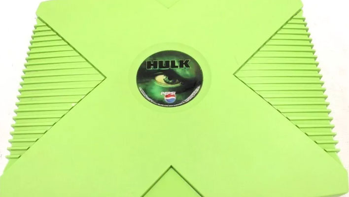 Widok z góry konsoli Xbox w wersji Hulk.