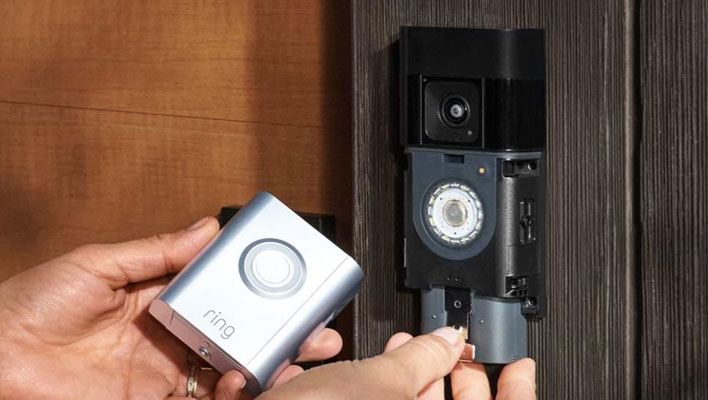 Ring Battery Doorbell Pro con il coperchio rimosso.