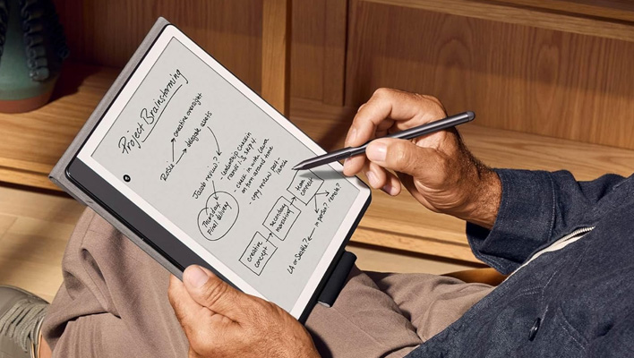 Man write on a Kindle Scribe.