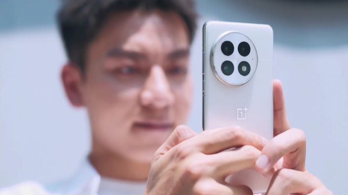 OnePlus 13 in hand%20(2)