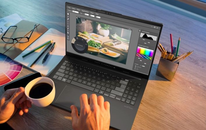 ASUS%20Vivobook%20Pro%2015%20N6506CU Scenario%20photo 05%20(2)