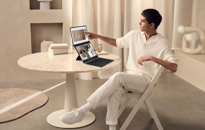 Zenbook%20DUO UX8406CA Scenario%20photo 01%20(2)