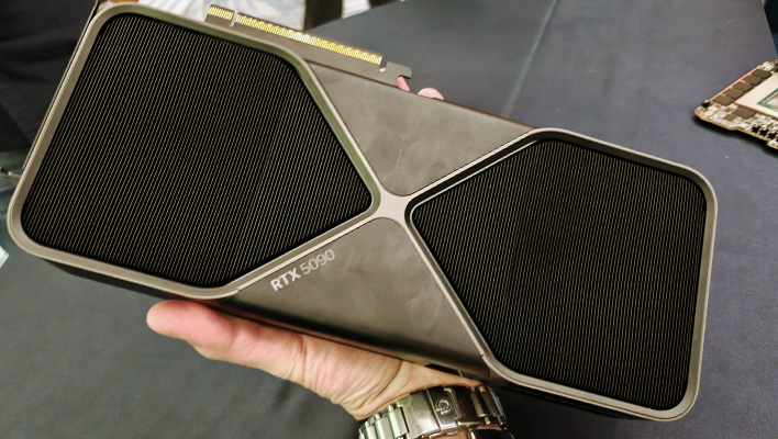 Tenant une carte graphique GeForce RTX 5090.