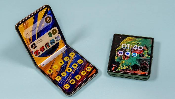 Motorola Razr+ and Razr on an aqua background.