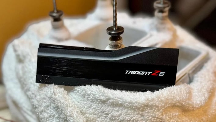 Un seul module de mémoire G.Skill Trident Z5 DDR5 sur une serviette à côté d'un pot LN2.
