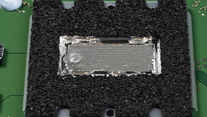 Primo piano del metallo liquido sul SoC all'interno di PS5 Pro.
