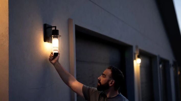 wyze bulb cam screw1