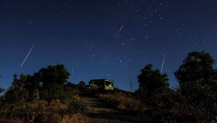 A Dual Meteor Shower Is About To Peak And You Won't Want To Miss It