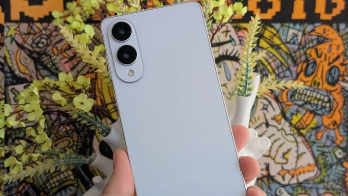 Hand holding Samsung's Galaxy S25 Edge showing the backside.