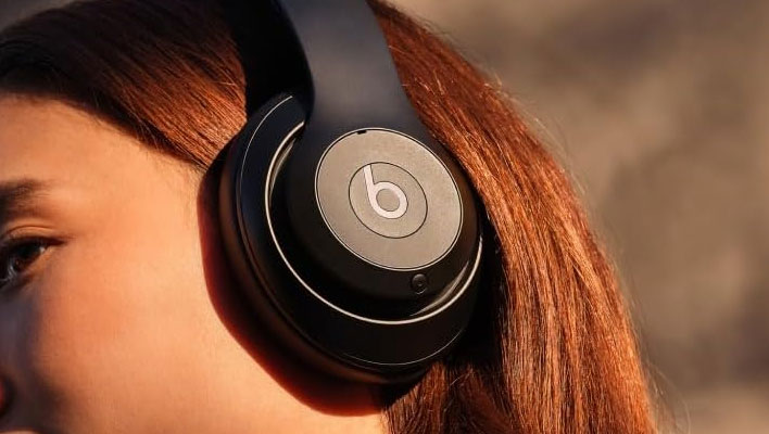 Beats Studio Pro on a woman's head.