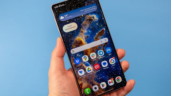 Samsung Galaxy S25 Ultra in front of a blue background.