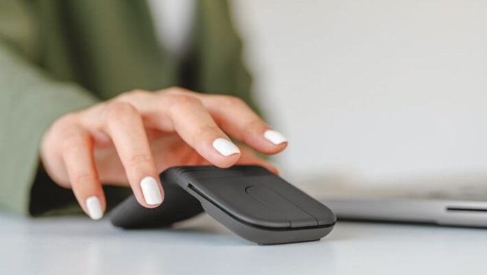 Logitech Mobi Fold Travel Mouse With On-Device AI Folds Shut Like A ...