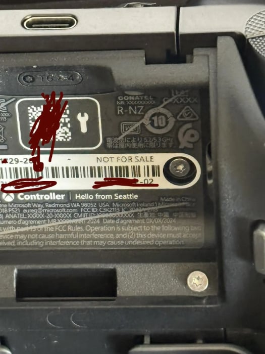 This Xbox Elite Series 3 model uses Torx screws, which should improve repairability.